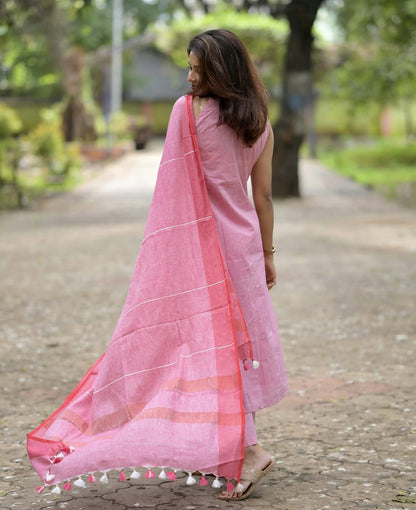 soft pink! 💗 Grab this halter neck Khadi cotton set